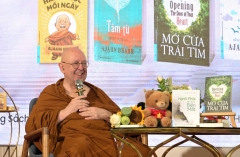 Thiền sư Ajahn Brahm đến Việt Nam, nói một câu khiến ai cũng lặng đi